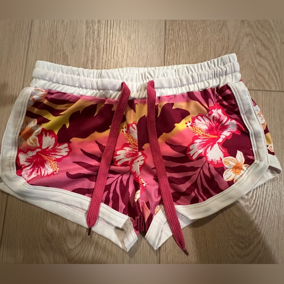 πΊ Hawaiian Themed Super Cute Pink Women's Shorts ππΌπ - Picture 5 of 6